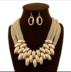 Elegant Vantage Gold Mescal Chain Necklace